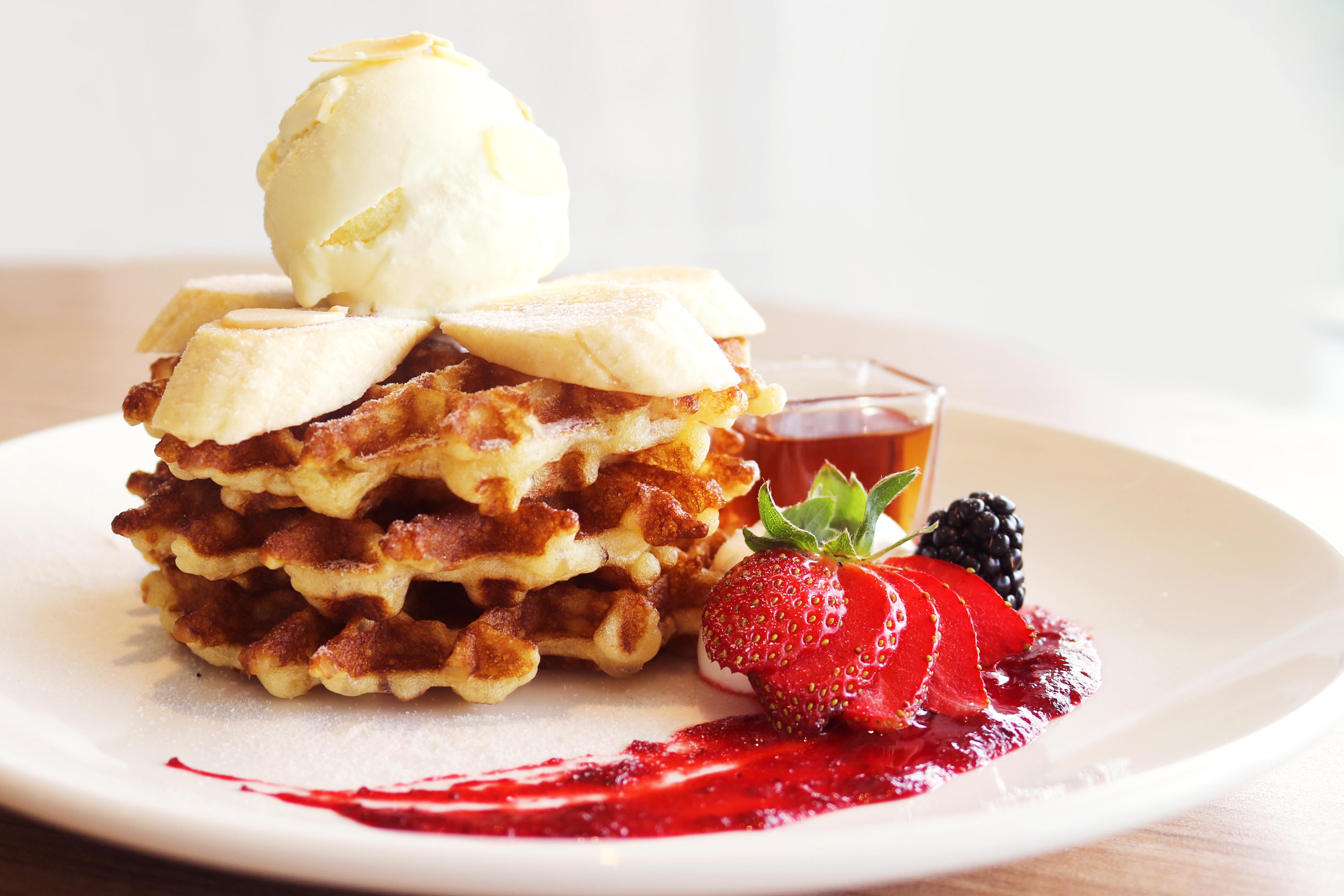 Grand Ion Delemen Hotel Гентинг Хайлендс Екстериор снимка A Belgian waffle with fruit and ice cream